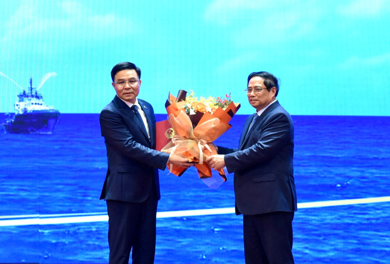 范明正总理向越南油气集团总经理黎孟雄赠送鲜花。
