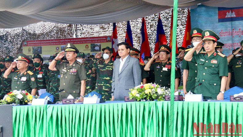 老挝人民革命党中央总书记、国家主席通伦•西苏里,越南国防部部长潘文江大将,老挝政府副总理兼国防部部长占沙蒙·占雅拉大将,柬埔寨副首相兼国防大臣迪班大将出席活动。 老挝人民革命党中央总书记、国家主席通伦•西苏里,越南国防部部长潘文江大将,老挝政府副总理兼国防部部长占沙蒙·占雅拉大将,柬埔寨副首相兼国防大臣迪班大将出席活动。