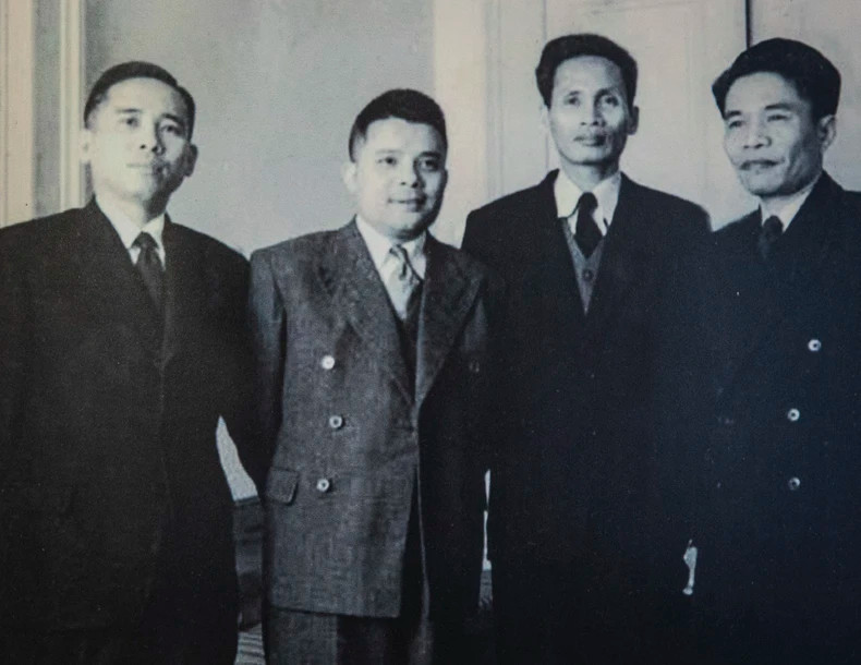 出席日内瓦会议的越南民主共和国代表团(左起):司法部副部长陈公祥,工贸部部长潘英,越南政府副总理兼代理外交部长范文同,国防部副部长谢光宝。 出席日内瓦会议的越南民主共和国代表团(左起):司法部副部长陈公祥,工贸部部长潘英,越南政府副总理兼代理外交部长范文同,国防部副部长谢光宝。