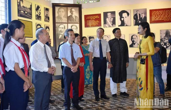 各位代表参观展会。 各位代表参观展会。