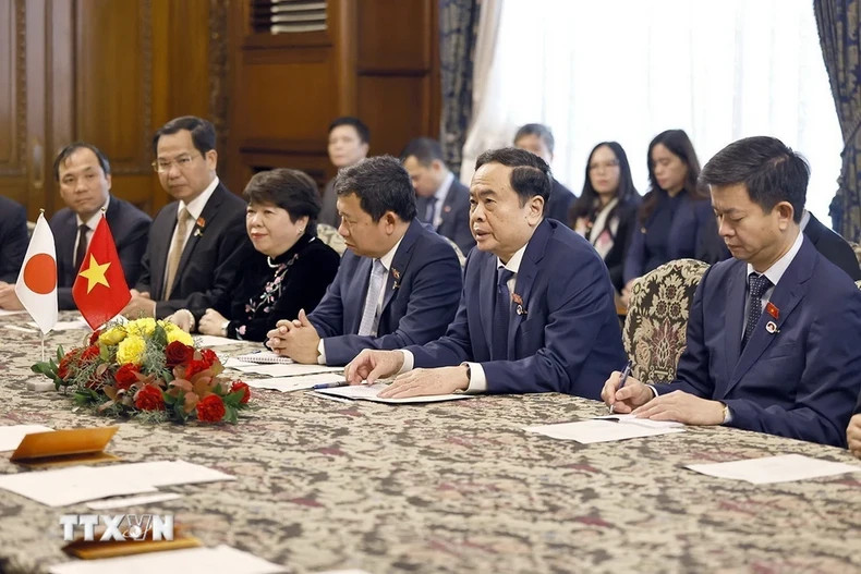 越南国会主席陈青敏发表讲话。