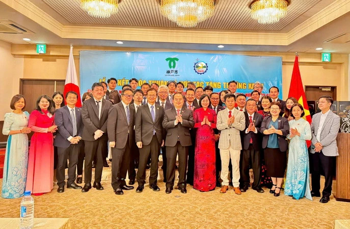 同奈省工作代表团同神户市政府代表合影。