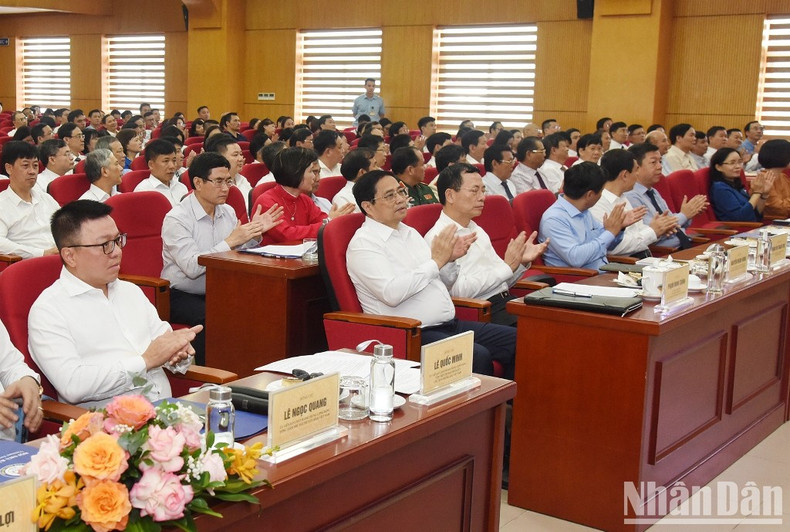 范明正总理和各位代表与会。