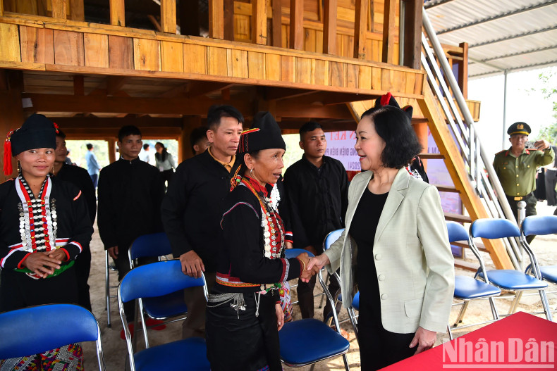 张氏梅女士和奠边县人民。 张氏梅女士和奠边县人民。