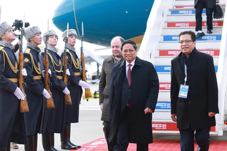 范明正总理抵达俄罗斯鞑靼斯坦共和国喀山国际机场。