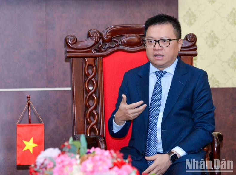 《人民报》社总编辑黎国明发表讲话。