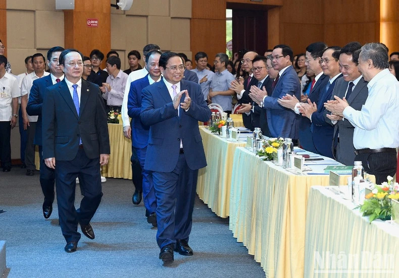 范明正总理出席5·18越南科技日庆祝活动和科学技术部成立65周年纪念仪式。