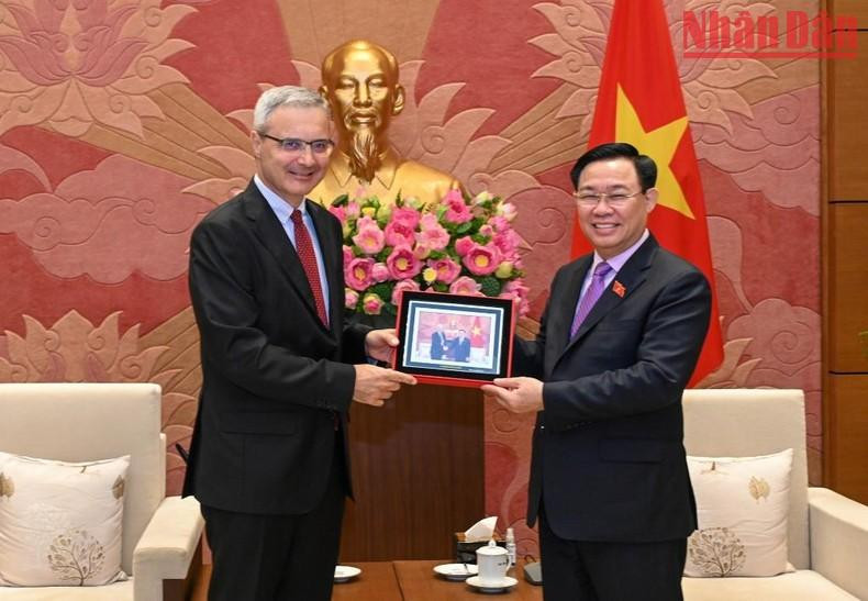 国会主席王廷惠向法国驻越南大使尼古拉斯·沃纳里赠送纪念品。