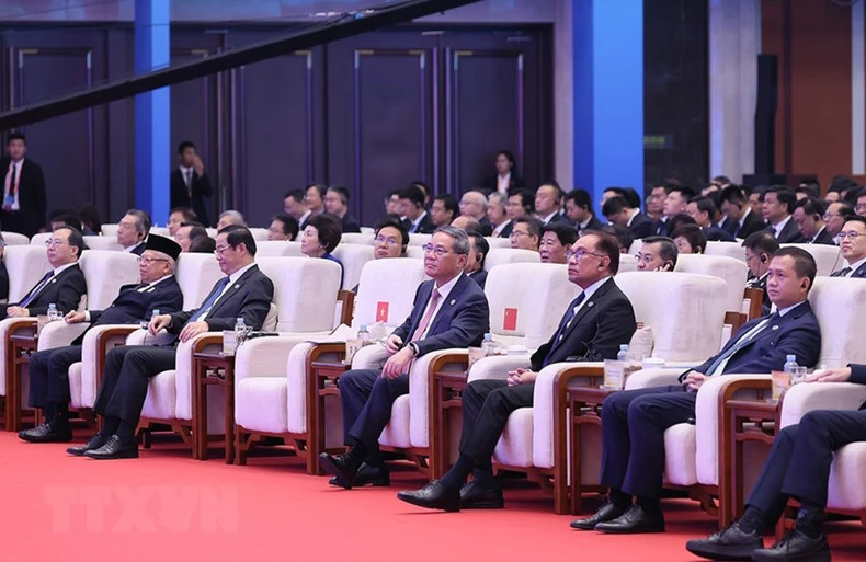 中国国务院总理李强和各位代表出席开幕式。 中国国务院总理李强和各位代表出席开幕式。