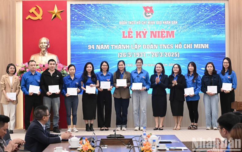 胡志明共青团退团决定书颁发仪式。 胡志明共青团退团决定书颁发仪式。