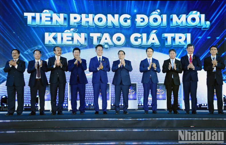 范明正总理和各位代表。 范明正总理和各位代表。