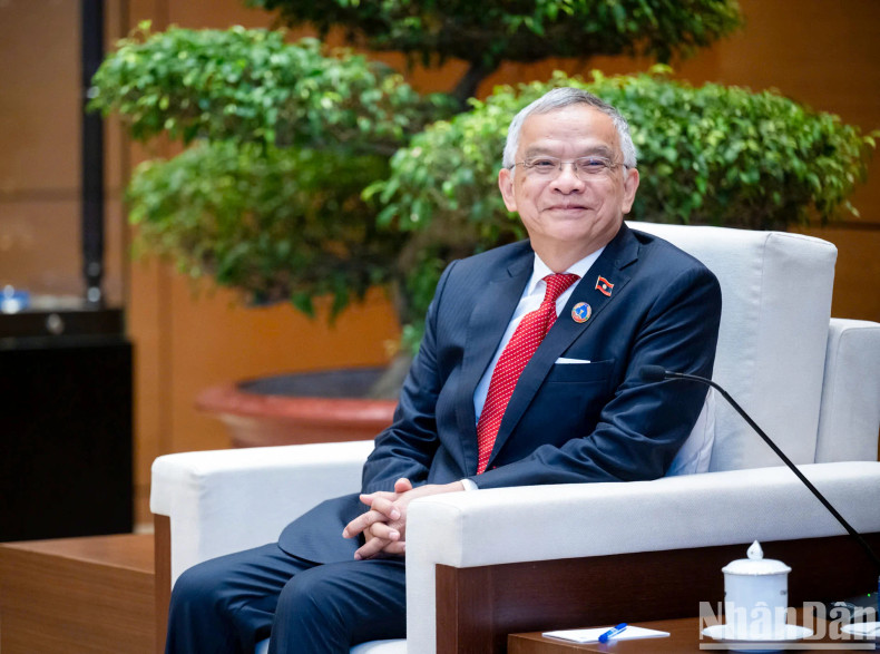 老挝国会副主席、老挝和平与团结委员会主席宋玛·奔舍那发表讲话。