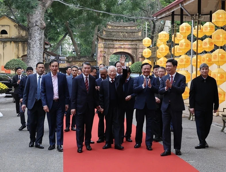 阮富仲总书记和各位代表前往升龙皇城遗迹区敬香。