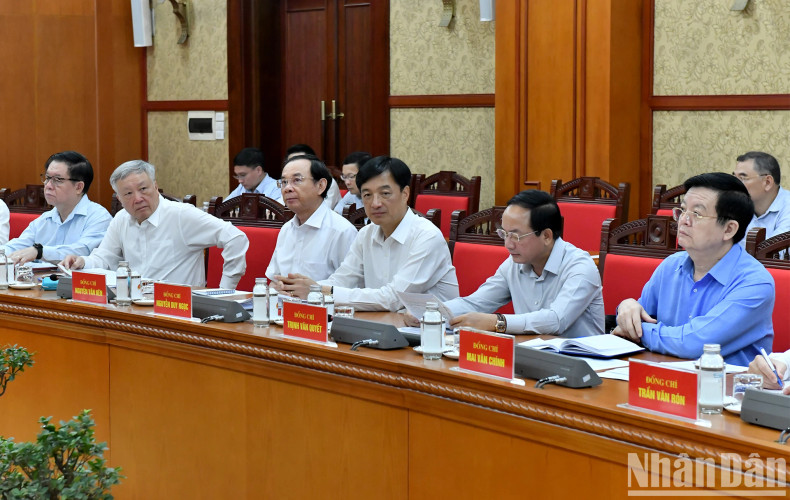 中央指导委员会成员出席会议。