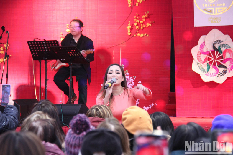 为远离家乡的人们营造欢乐迎春气氛，青平Jeune邀请了社区歌手来演出，松昌关于家乡、春节的歌曲，吸引众多越南同胞前来欣赏。