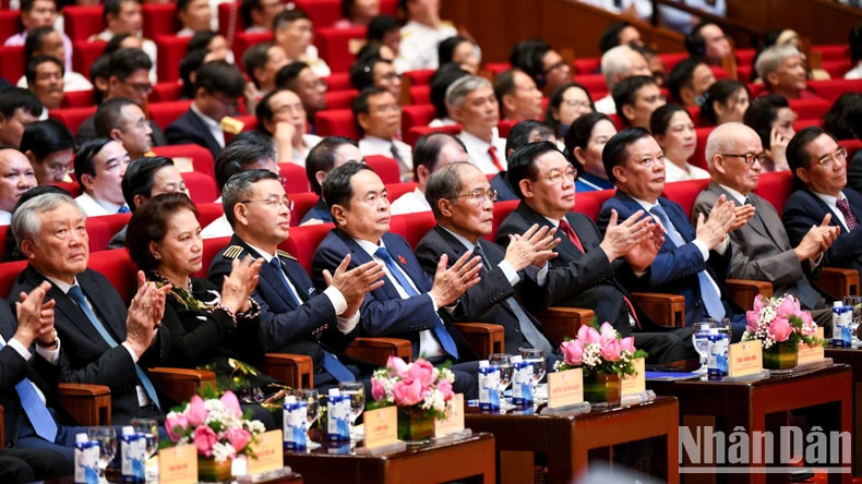 国会主席陈青敏和各位代表出席仪式。 国会主席陈青敏和各位代表出席仪式。
