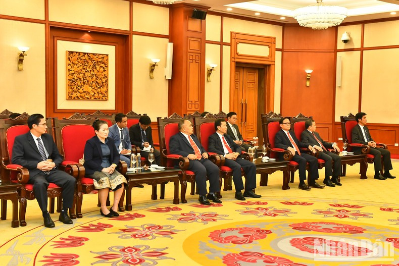 老挝人民革命党中央办公厅高级代表团。