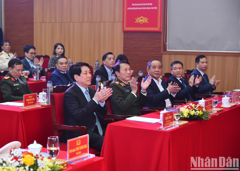 国家主席梁强和各位代表。