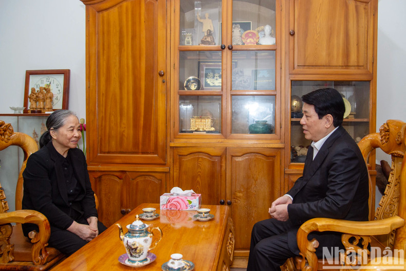 国家主席梁强看望慰问已故总书记阮富仲夫人吴氏敏。