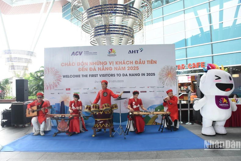 岘港市旅游局在岘港国际航空港的国内和国际到达航站楼,举办了一项活动,欢迎第一批乘飞机来到该市的游客。 岘港市旅游局在岘港国际航空港的国内和国际到达航站楼,举办了一项活动,欢迎第一批乘飞机来到该市的游客。