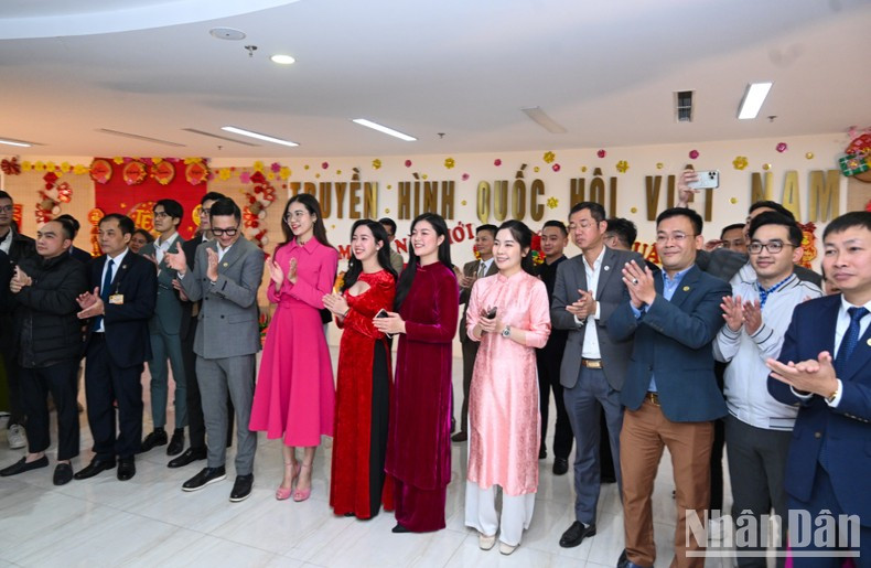 国会主席王廷惠和越南国会电视台干部、人员。 国会主席王廷惠和越南国会电视台干部、人员。