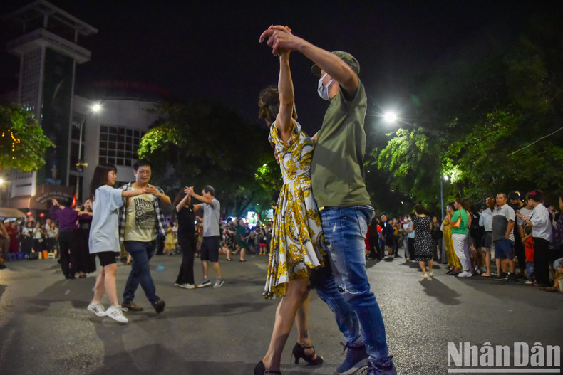 游客参与舞蹈活动。 游客参与舞蹈活动。