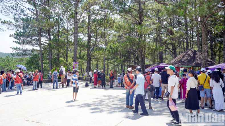 各旅游景点接待大量游客。 各旅游景点接待大量游客。