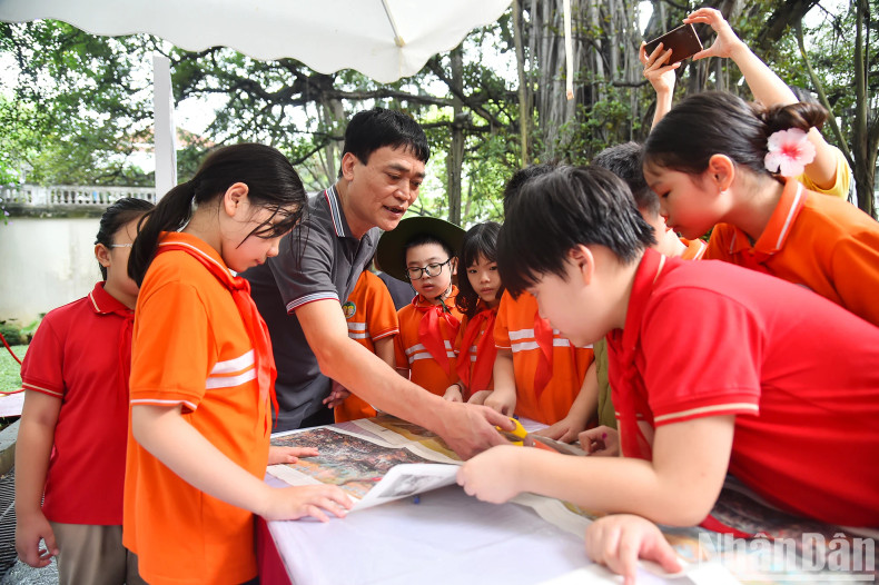 学生们一起剪、贴全景画《奠边府战役》。此图来自于《人民报》2024年5月7日发布的12个特殊专栏中。 学生们一起剪、贴全景画《奠边府战役》。此图来自于《人民报》2024年5月7日发布的12个特殊专栏中。