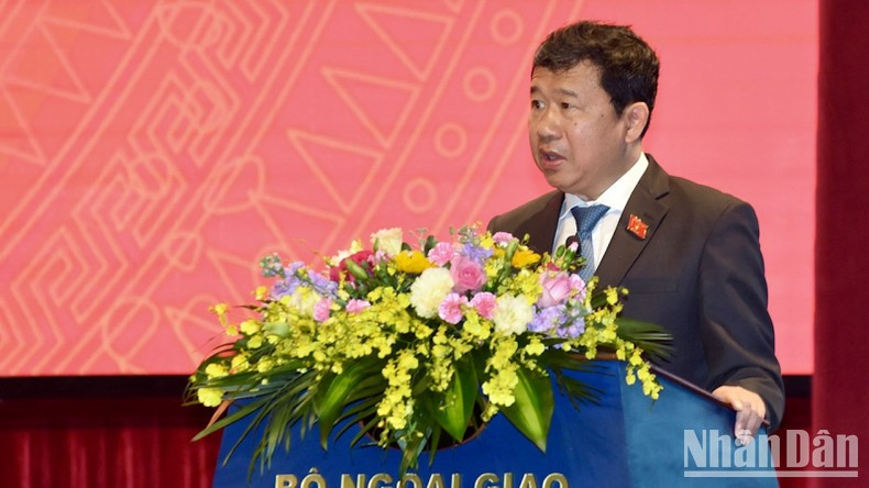 国会对外委员会主任武海河在会议上发言。