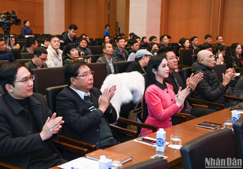 众多艺术家、歌手、新闻工作者出席仪式。 众多艺术家、歌手、新闻工作者出席仪式。