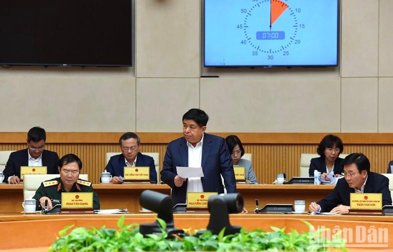 越南计划投资部部长阮志勇发言。