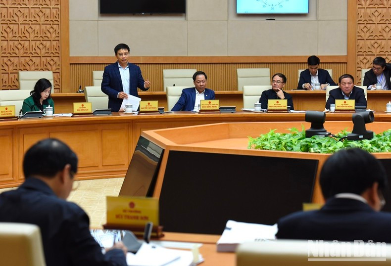 交通运输部部长阮文胜发言。