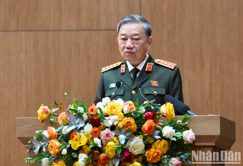 越共中央政治局委员、中央公安党委书记、越南公安部部长苏林大将主持会议。 越共中央政治局委员、中央公安党委书记、越南公安部部长苏林大将主持会议。