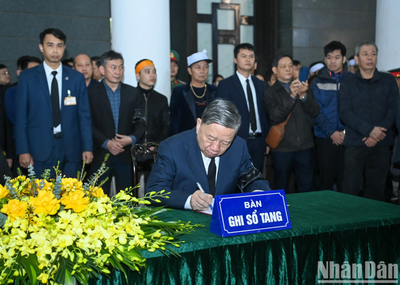 苏林总书记在吊唁簿上留言。 苏林总书记在吊唁簿上留言。