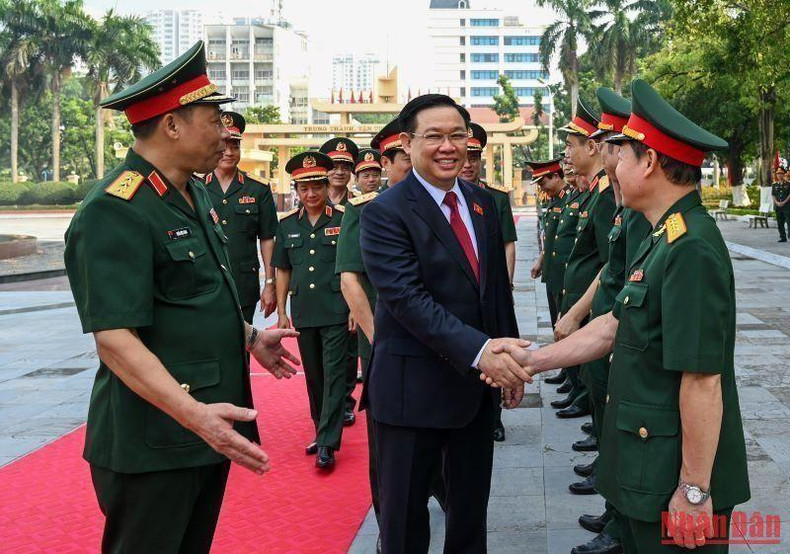 国会主席王廷惠与各位代表。 国会主席王廷惠与各位代表。