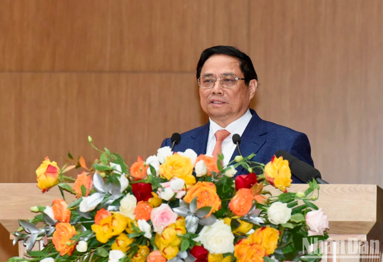 范明正总理发表讲话。 范明正总理发表讲话。