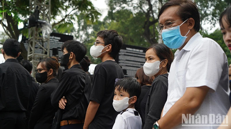 孩子们跟随家长排队等待进入统一会场，吊唁阮富仲总书记。