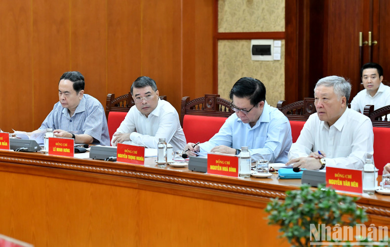 中央指导委员会成员出席会议。