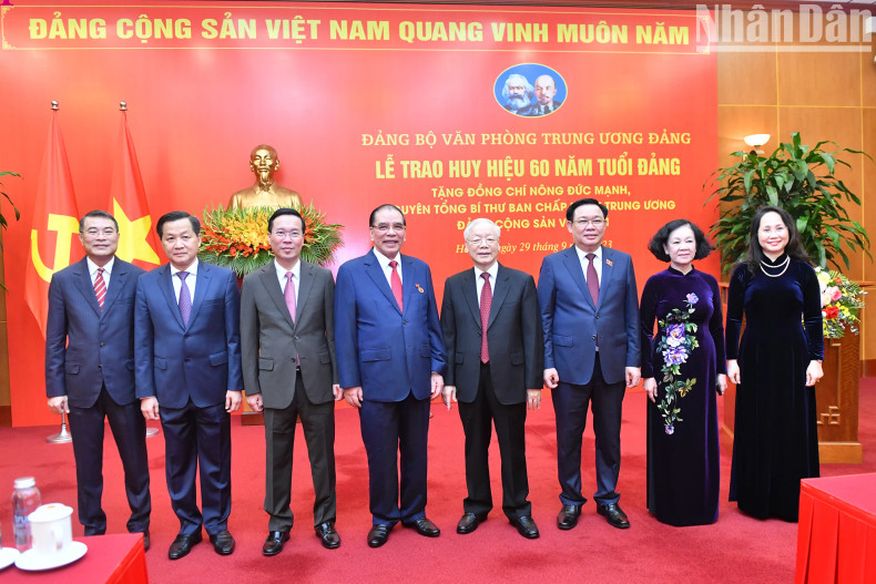 越共中央总书记阮富仲，原越共中央总书记农德孟，越南国家主席武文赏，越南国会主席王廷惠，越共中央书记处常务书记张氏梅和各位代表合影。