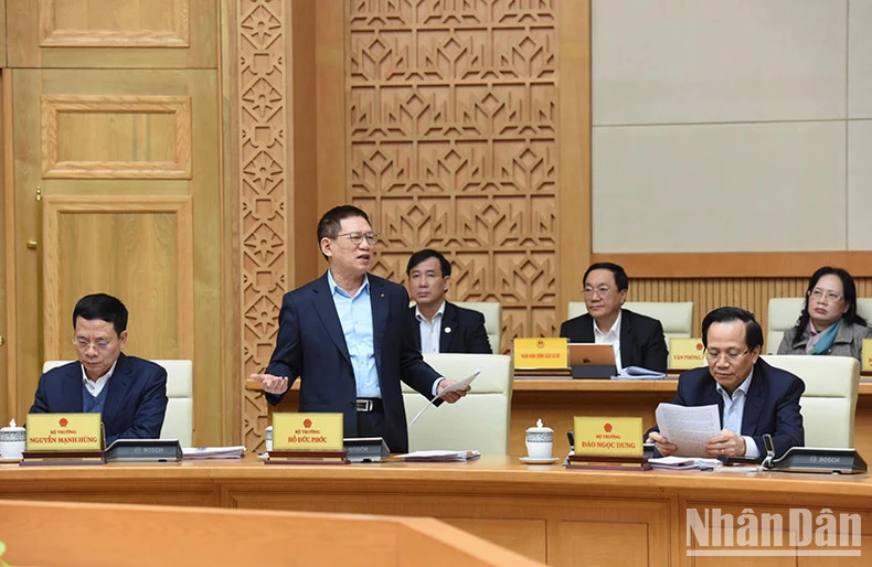 财政部长胡德福发表讲话。