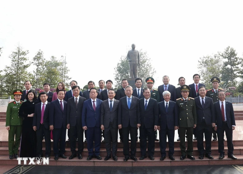 苏林总书记和各位代表在长征总书记塑像前合影。