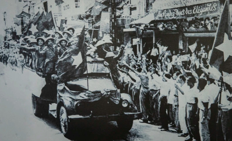 河内人民欢迎部队们接管首都。 河内人民欢迎部队们接管首都。