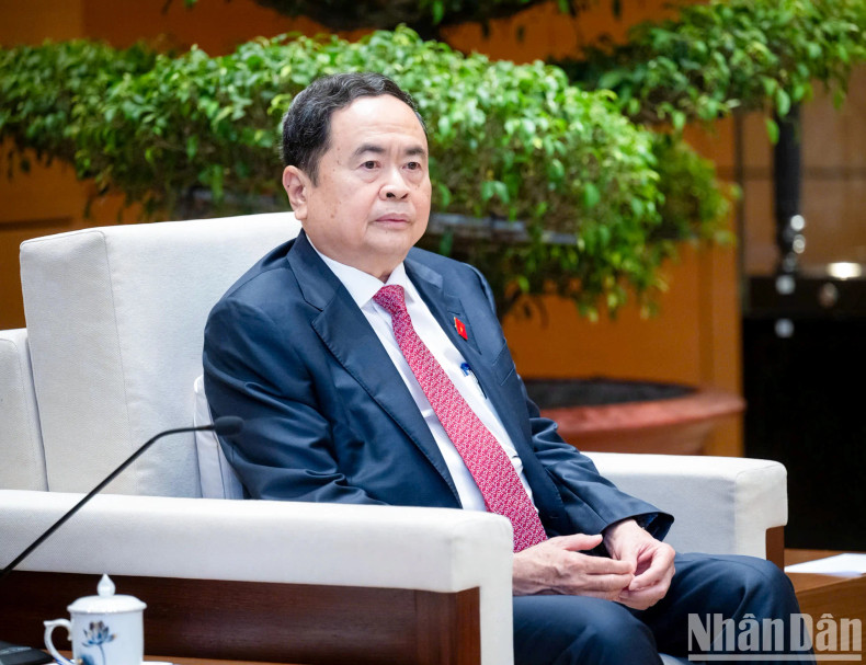 国会主席陈青敏发表讲话。