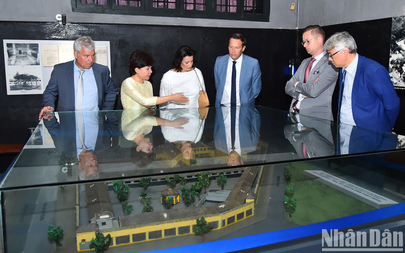 比利时参议院议长斯蒂芬妮·德霍斯参观火炉监狱遗迹。