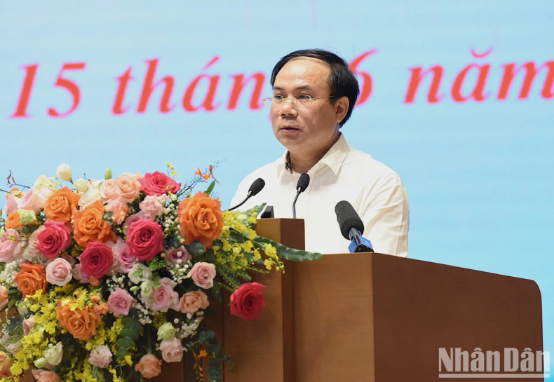 建设部副部长阮文生发表讲话。 建设部副部长阮文生发表讲话。