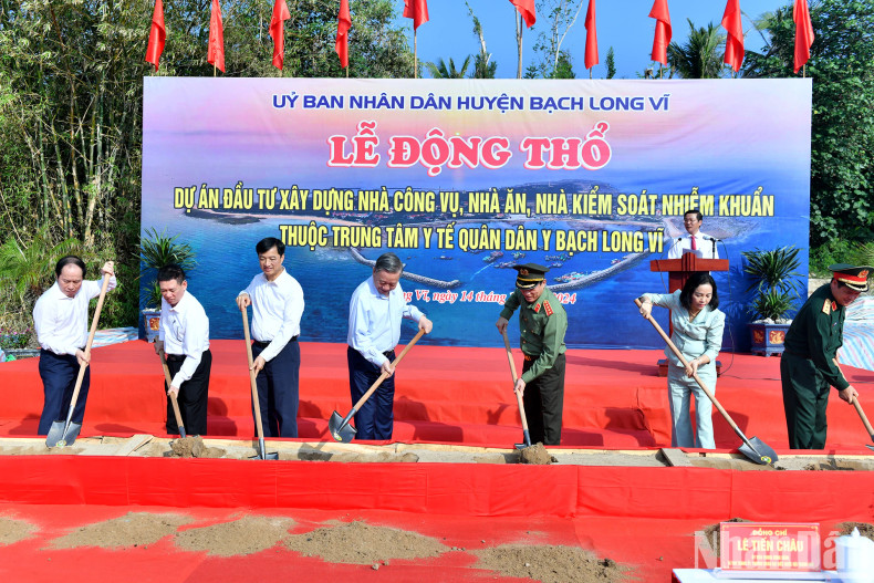 苏林总书记和各位代表出席白龙尾县军民医卫生中心部分子项目动工仪式。