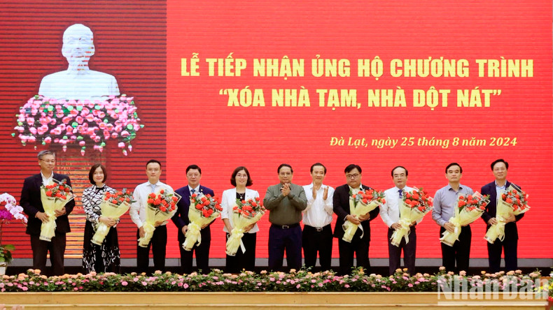 范明正总理和林同省省委代书记阮太学向赞助商赠送鲜花。 范明正总理和林同省省委代书记阮太学向赞助商赠送鲜花。