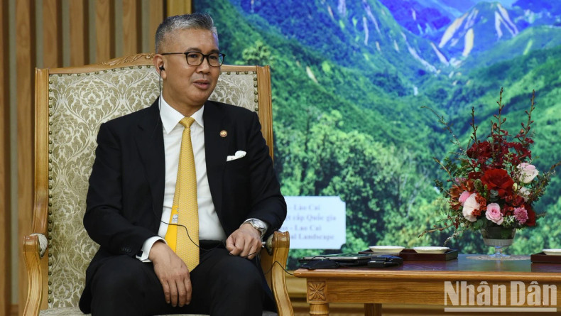 扎夫鲁·阿卜杜勒·阿齐兹部长发表讲话。