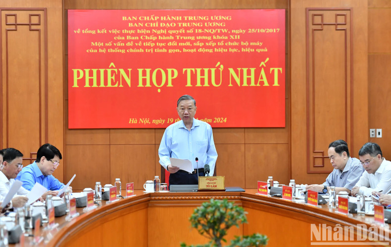 苏林总书记主持会议。