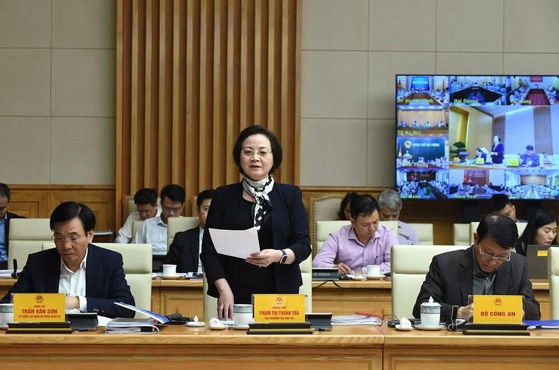 内务部部长范氏青茶在会议上发言。 内务部部长范氏青茶在会议上发言。